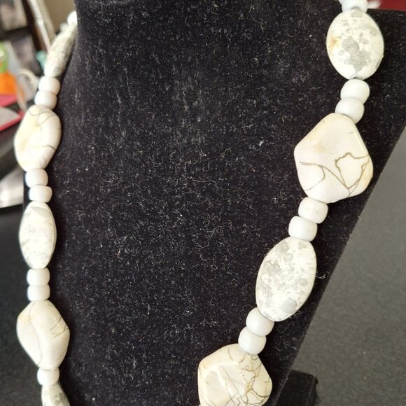 NECKLACE - Picture 2 of 3